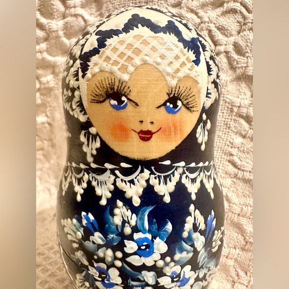 Matryoshka  Russian Nesting Wooden Doll 5 Piece🤚🏽Painted🔵⚪️Signed 6.5 in - Picture 9 of 15